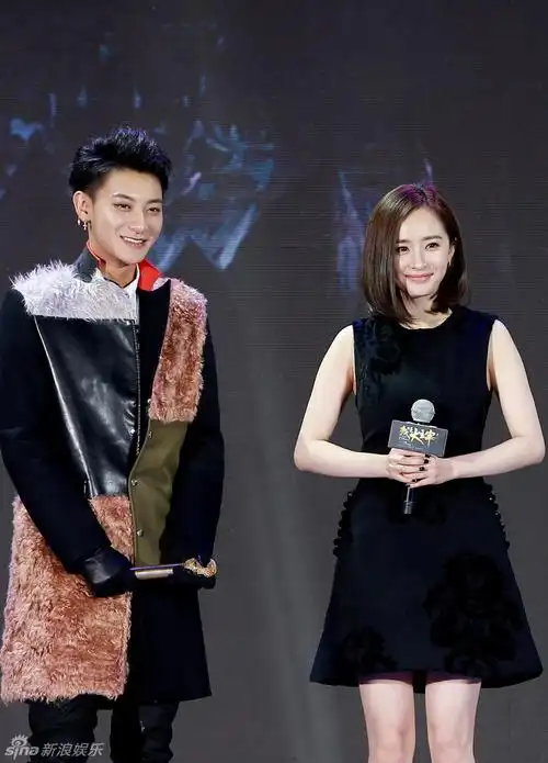 组图:杨幂助阵黄子韬新歌 黑短裙配红高跟靓丽_高清图集_新浪网