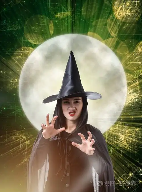 黑色恐怖女巫的肖像万圣节服装, 魔术灯和大月亮与万圣节艺术设计背景