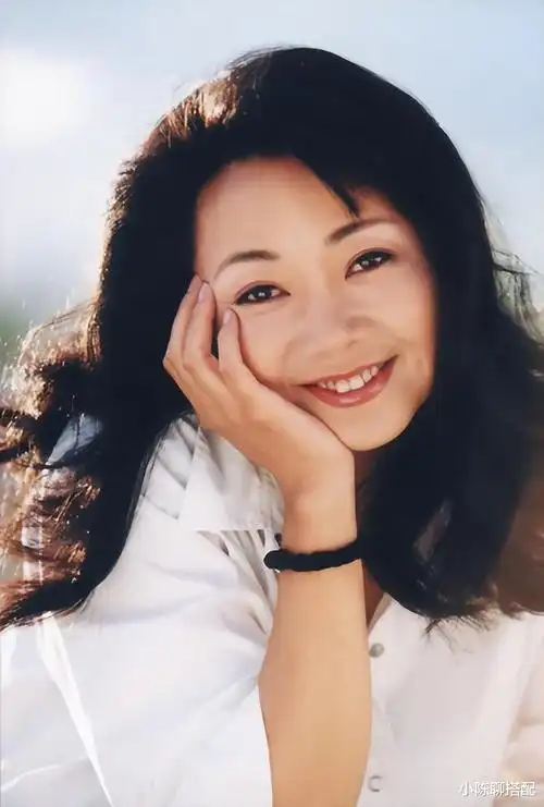 bin国民妈妈萨日娜圆脸很旺夫穿衣宽松得体54岁也温婉贵气