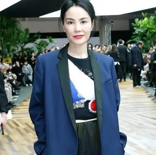 52岁王菲多年前照片惊艳,哪吒头少女感满满,渔网袜配短裤好前卫