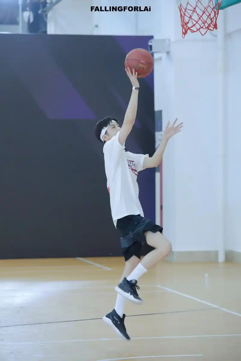 现实中的流川枫?篮球服 发带的赖冠霖就是球场上的焦点