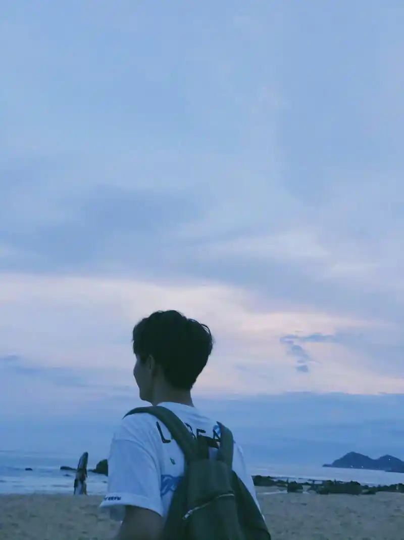 【马天宇海边背影照】 #马天宇# 晒出一张背影图身穿印花t恤,背对镜头