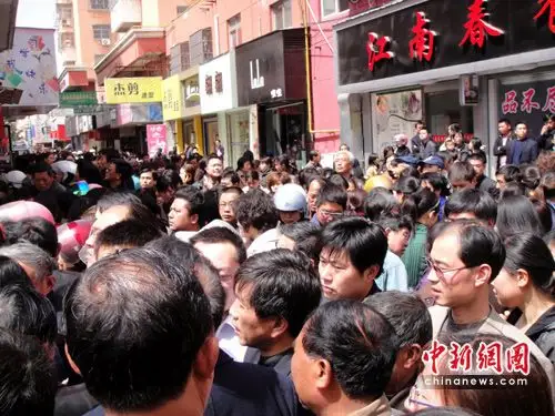 泰兴中心幼儿园发生砍人事件 大量群众关心(图)