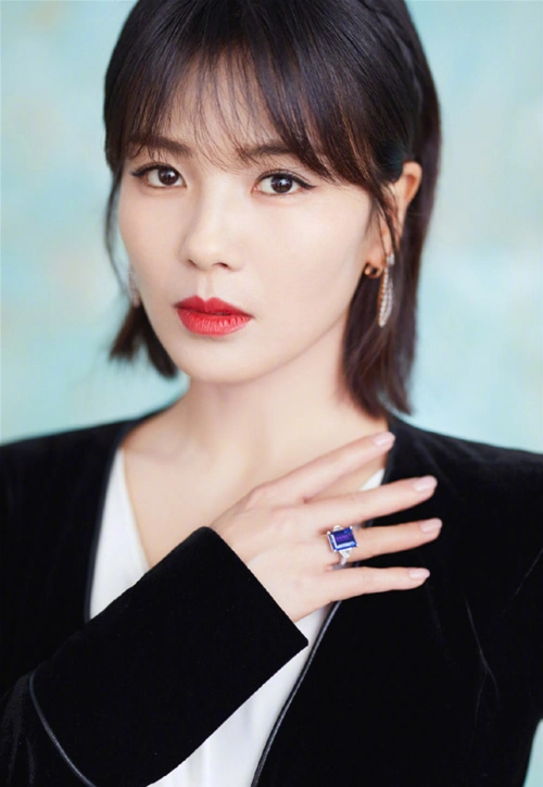 被刘涛春晚造型圈粉了,优雅时尚太美太仙|发型|刘涛|脸型_新浪新闻