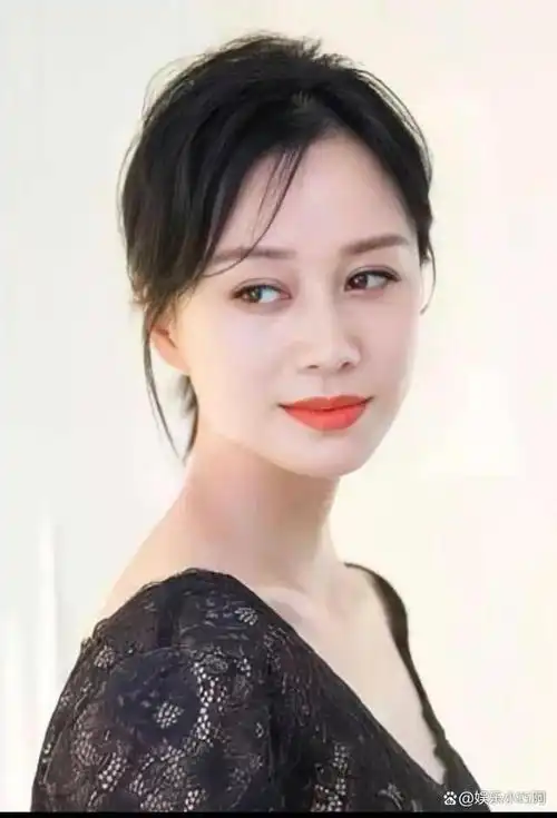 内娱"半老徐娘"只服这9位,美背长腿,风韵犹存,越老越有韵味