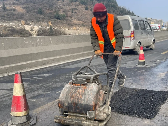 大方县由于受气候条件影响,冬季气温低,雨雾天气多,修补沥青路面坑槽
