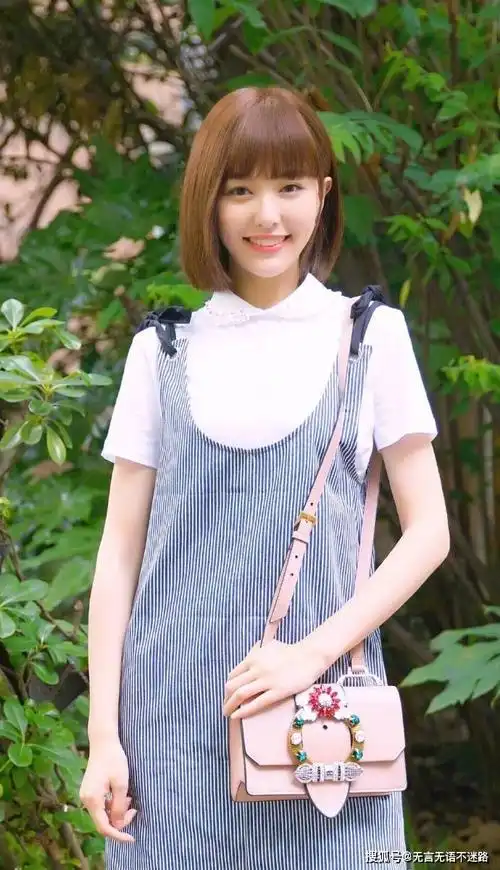 唐嫣,利落的短发,1米72的大长腿又细又直,清新迷人极了