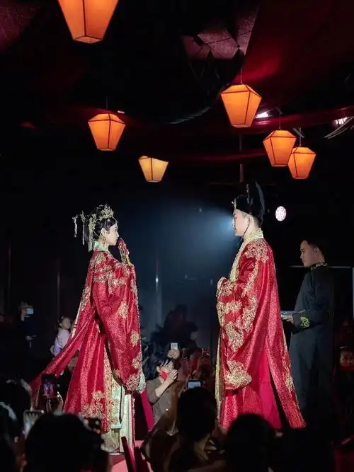 妈妈口中的明媒正娶凤冠霞帔风光大嫁