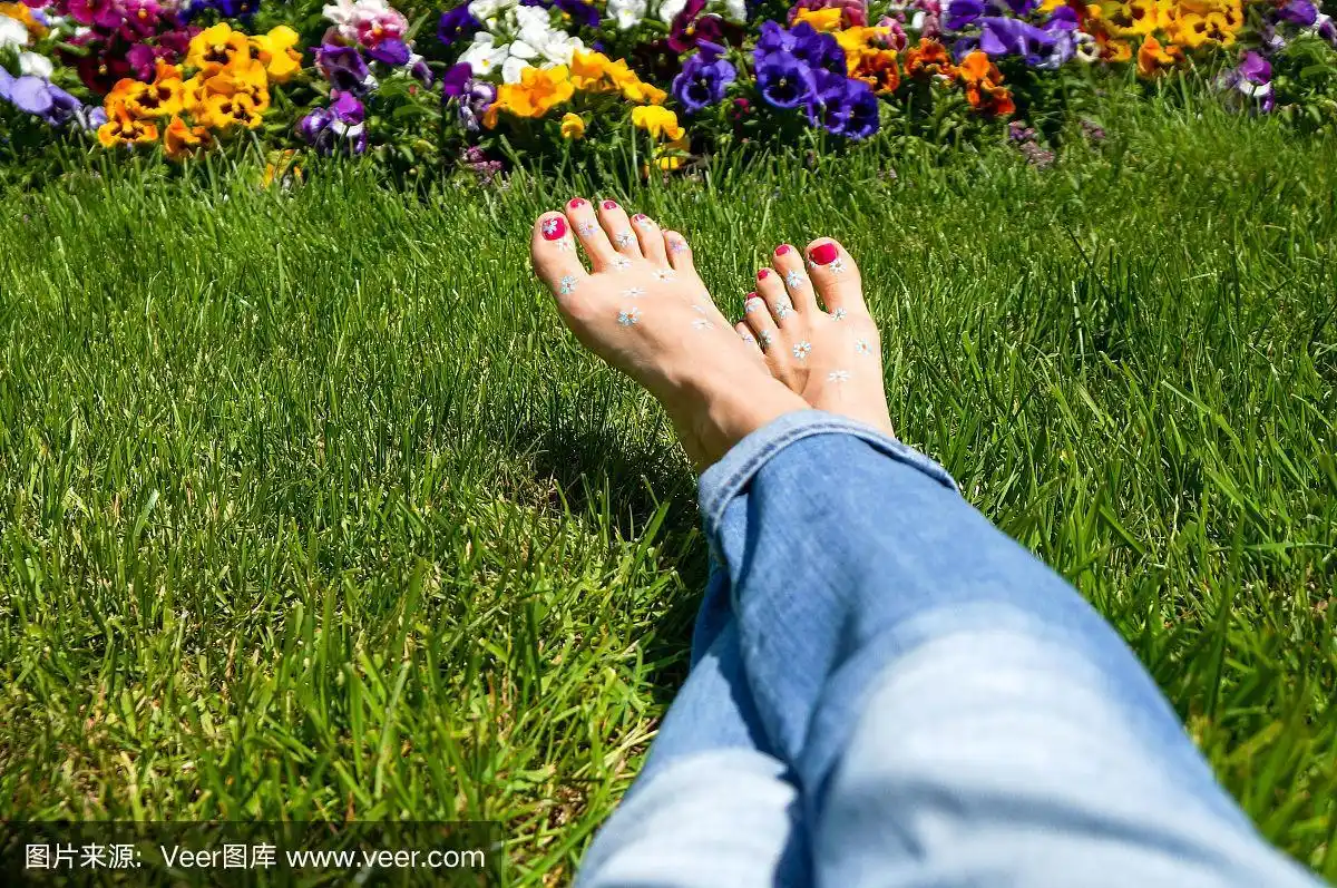 女人光着脚踩在草地上
