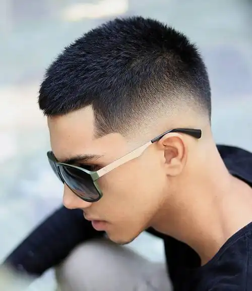 夏季的首选发型当属短寸头,把所有头发都剃成两厘米之内的长度,清爽又