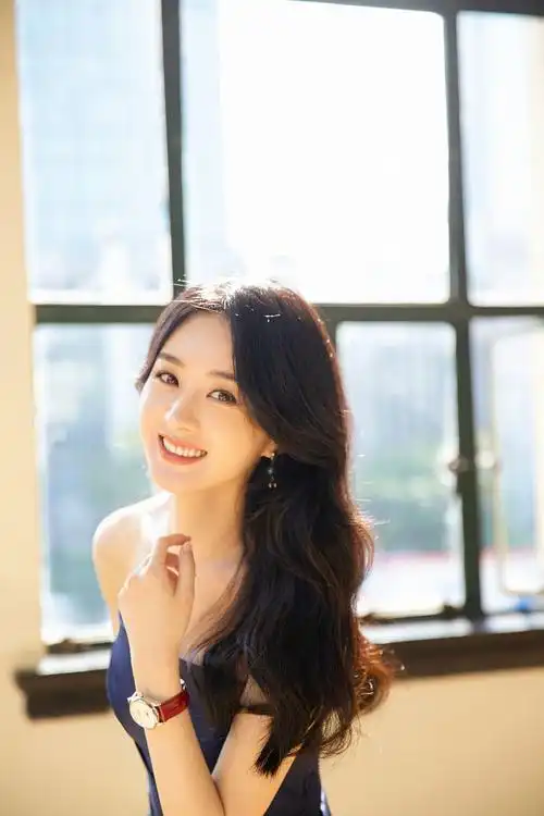 赵丽颖长卷发搭星空蓝抹胸裙优雅大气展露治愈笑容眼神温柔