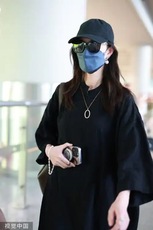 机场时尚秀#@倪妮v今日现身北京首都机场,黑裙宽松休闲,气质极佳.