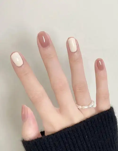 心上的白月光简单法式跳裸色指甲油