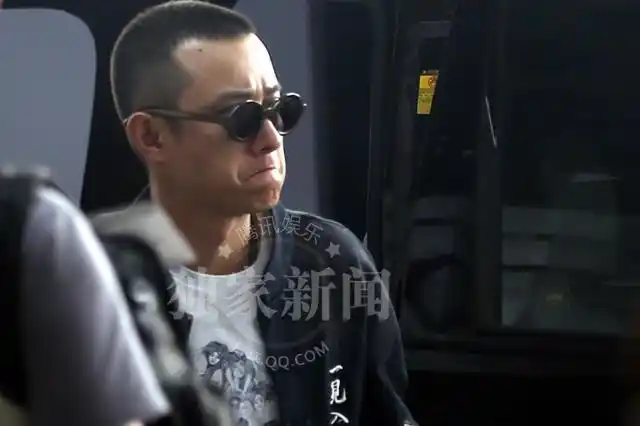 文章剪板寸头"从头再来" 现身机场形单影只不见马伊琍