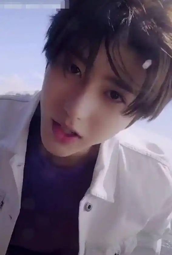 蔡徐坤"女友视角"拍照,凑近时故意关掉美颜,生图帅回两年前!