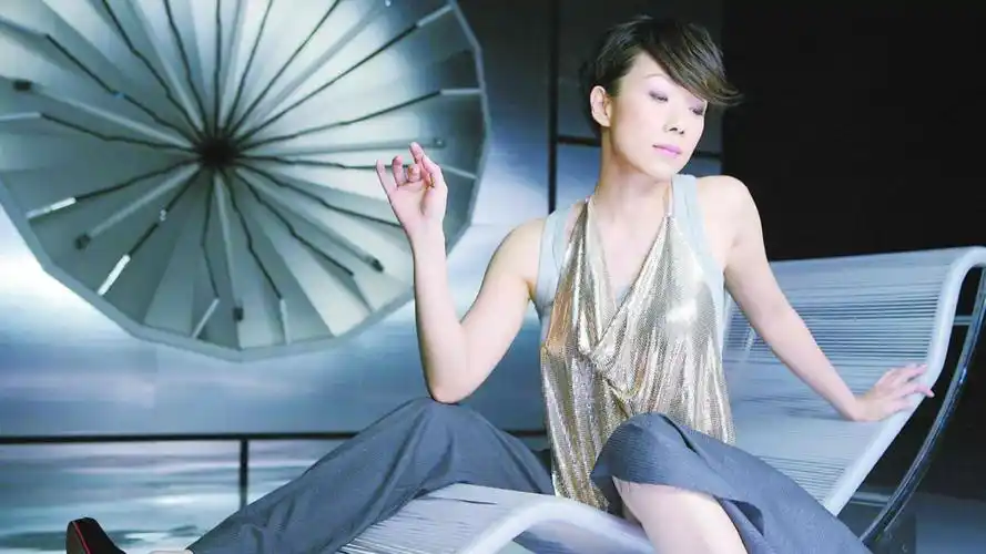 林忆莲复出首场公演被嘲,穿红裙上演回忆杀,被吐槽是时尚车祸太大妈