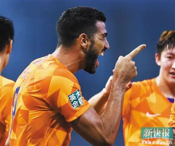 山东鲁能泰山队球员佩莱在进球后庆祝.    新华社发