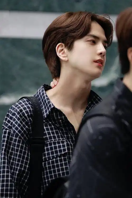 南韩又一神颜金泳勋,统一饭圈审美的男人,穿搭绝对是男生的典范