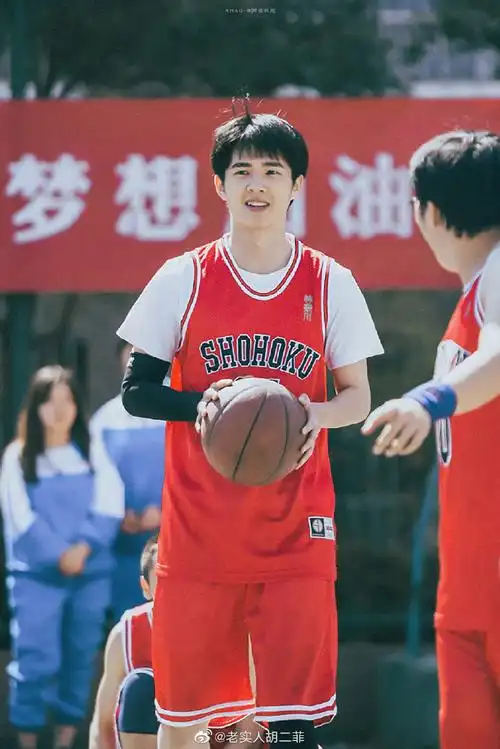 刘昊然晒工作间隙打篮球随拍##刘昊然晒打篮球照梦回余淮