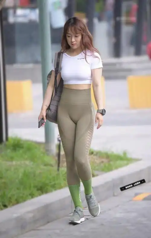 "多肉"小姐姐出街,露脐装搭配瑜伽裤,网友:美得过分了!_大图