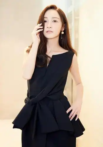 35岁姚笛黑色礼服出席活动, 不再受到文章影响, 看上去越活越自信