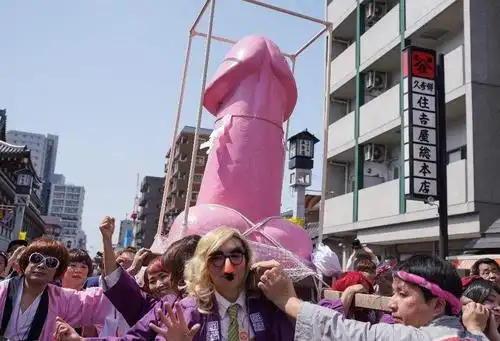 日本有个神道生育节,大妈竟然抬着男人这东西游街