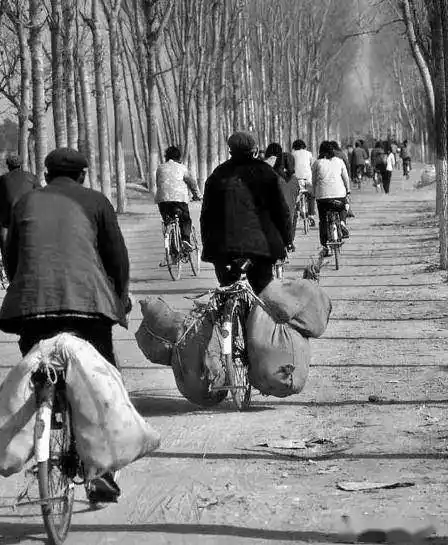 90年代农村老照片,图五是农村吃饭场景,图九是农村过年时髦打扮