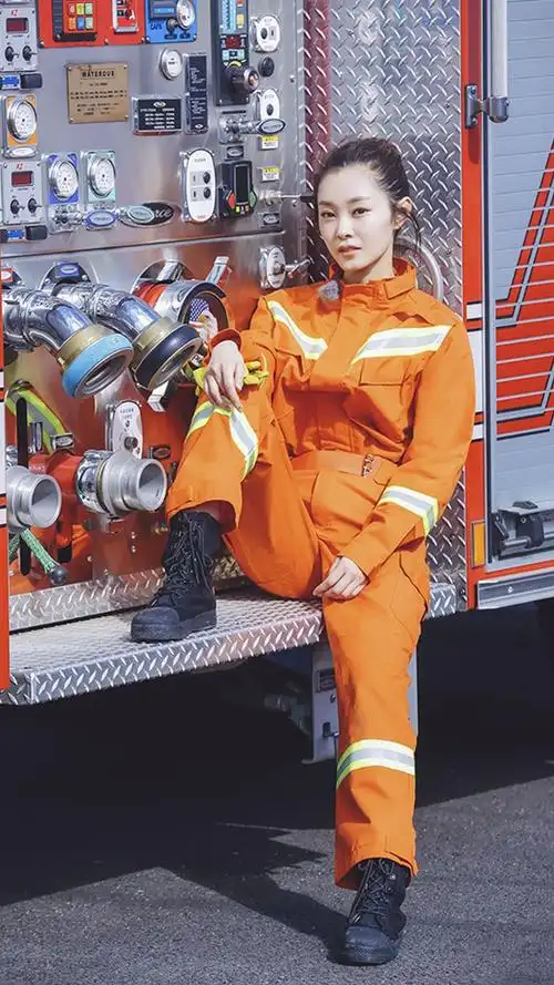 宋轶帅气消防制服大片