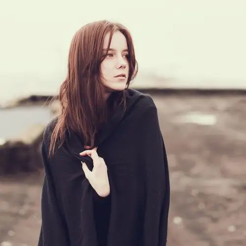 披着黑色衣服的女人