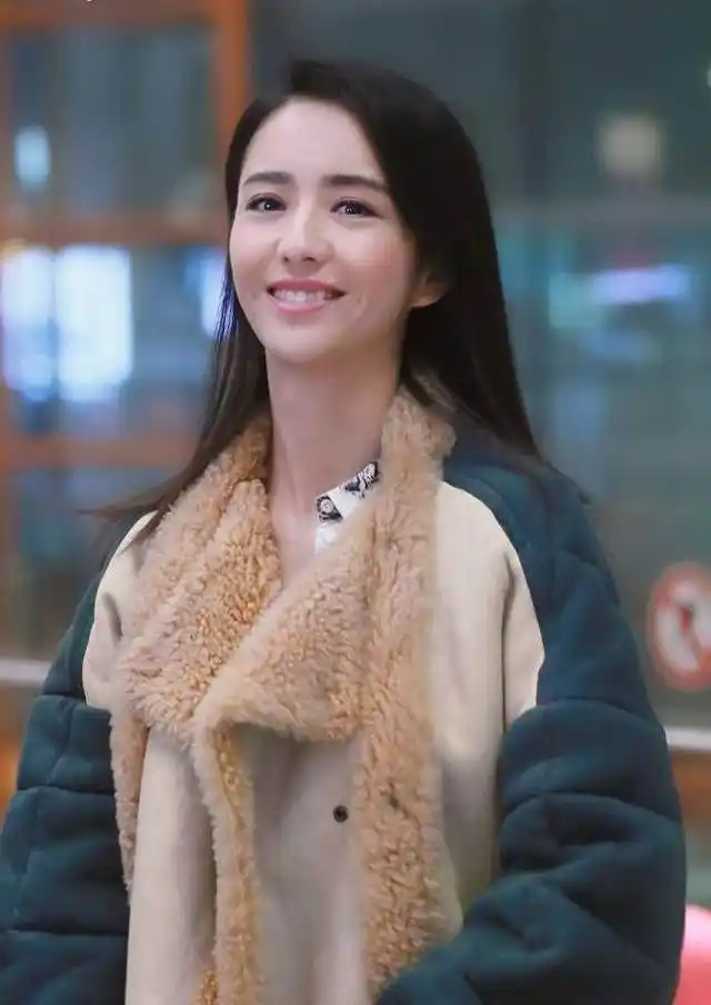 佟丽娅现身机场,笑容满面!应该是和陈思成和好了