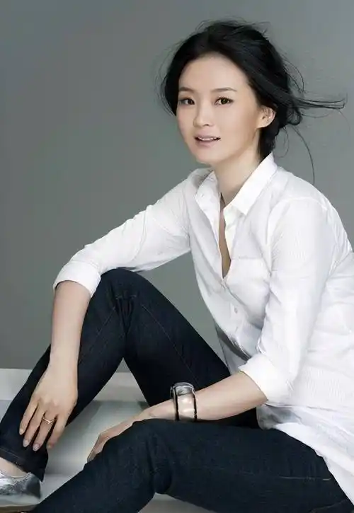 下半身搭配简约的牛仔裤,整体青春有活力!