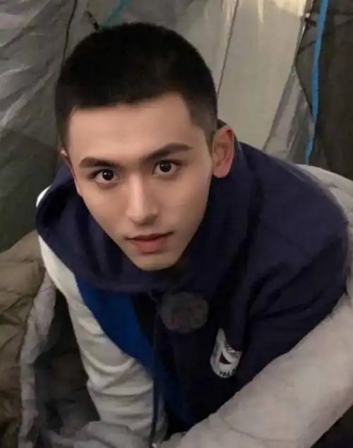 而寸头发型就是一种非常简单率性的造型,特别是把头发只剪剩下5毫米