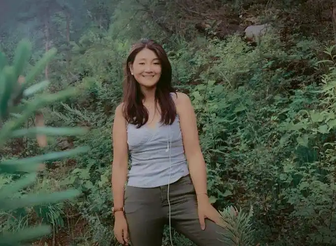 降央卓玛太让人意外了!背心配修身裤身姿婀娜,梳微卷发年轻貌美