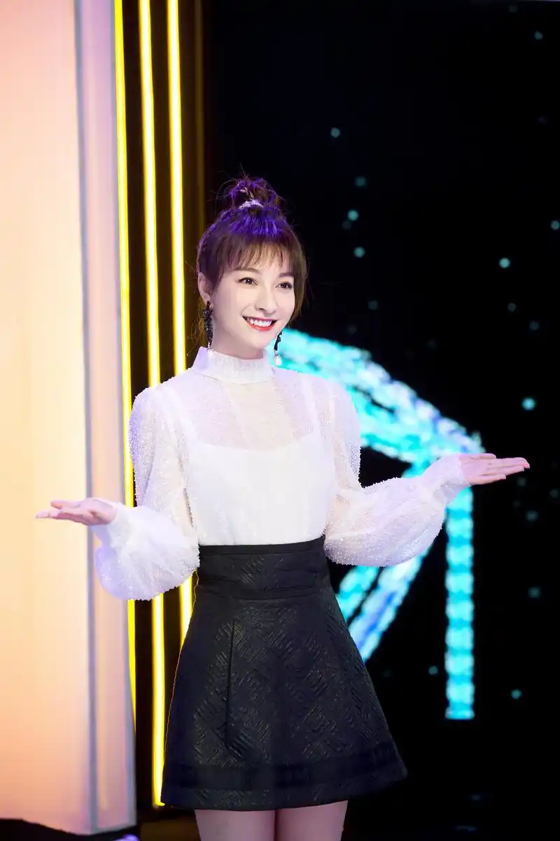 华彩主题中国色彩推荐人吴昕不同于以往可爱灵气的形象,即将亮相身着