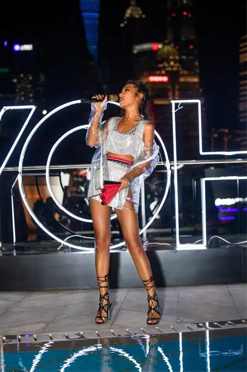 吉克隽逸造型越来越大胆 披件雨衣出席时尚活动