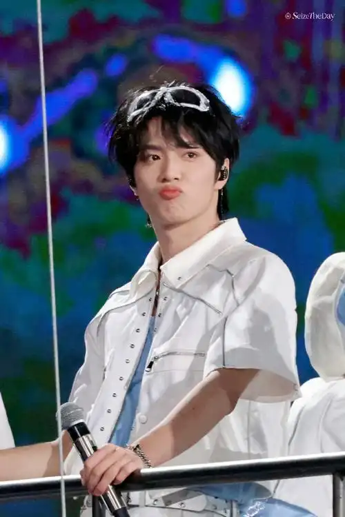 刘耀文以为自己是公司最小的##宋亚轩刘耀文站起来和张峻豪打招呼