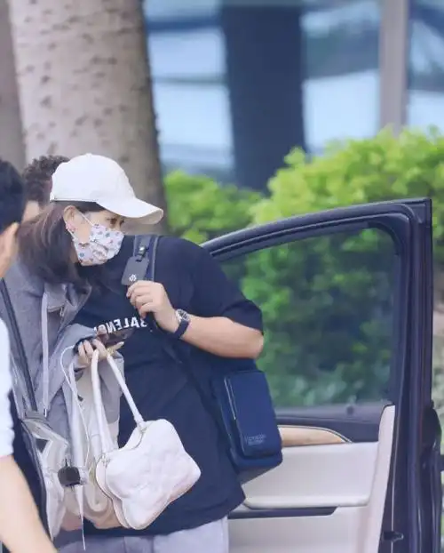 赵丽颖现身广州机场时尚潮流穿搭引眼球