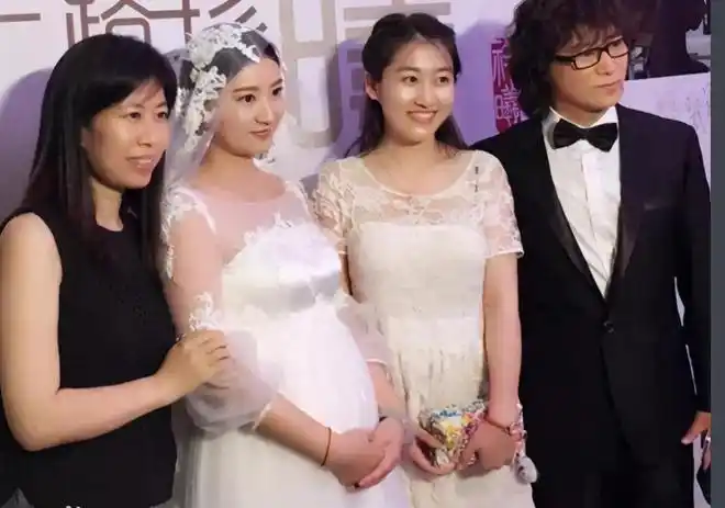 据悉,斓曦的老公是一位创作型歌手,名叫程祥,名气远不及斓曦,所以外界