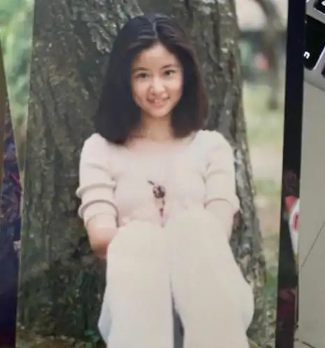 那是一个没有滤镜的年代,没有ps的年代,照片中的林心如不仅皮肤十分的