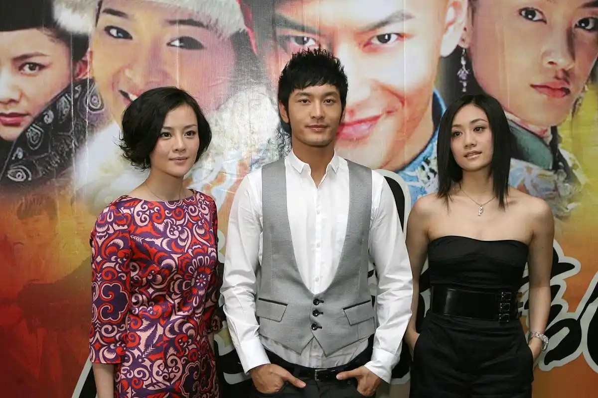 十几年前的黄晓明,刘孜,刘芸,原生态的脸,还是很耐看的[嘻嘻]!