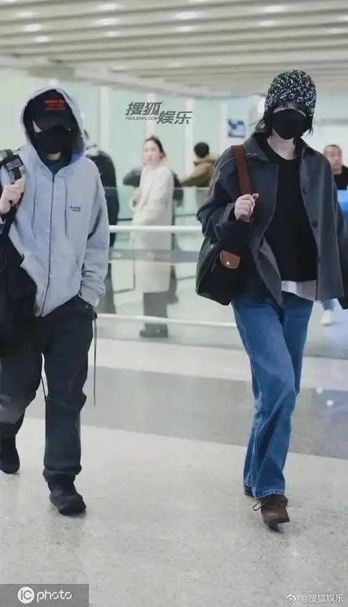 最新机场图,原来谢霆锋比王菲还矮那么多