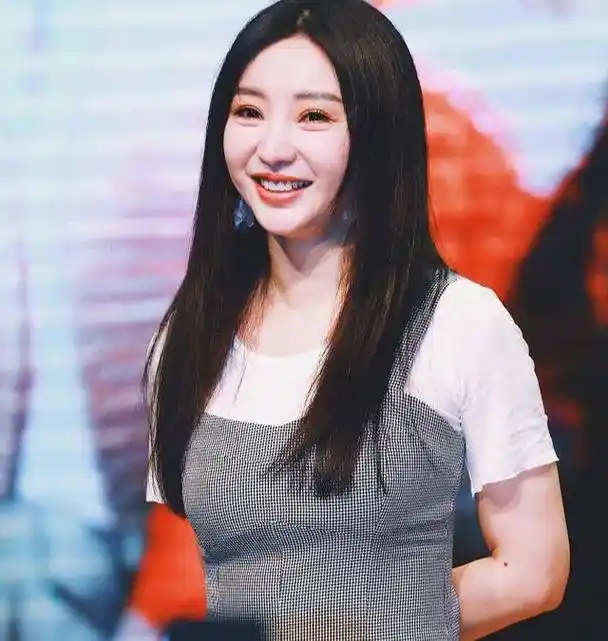 柳岩近照亮相变"村姑",腿粗脸肿身材走形不忍直视