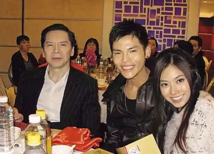 向华强六十大寿时,黄婉佩也在场.