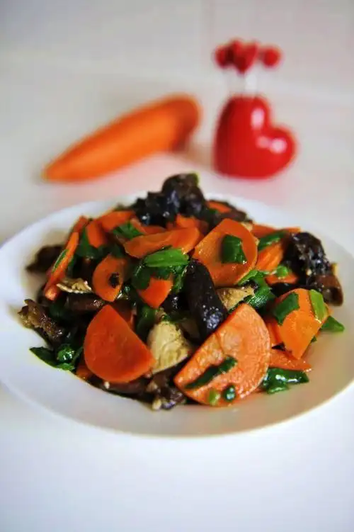 胡萝卜木耳炒鸡片做法