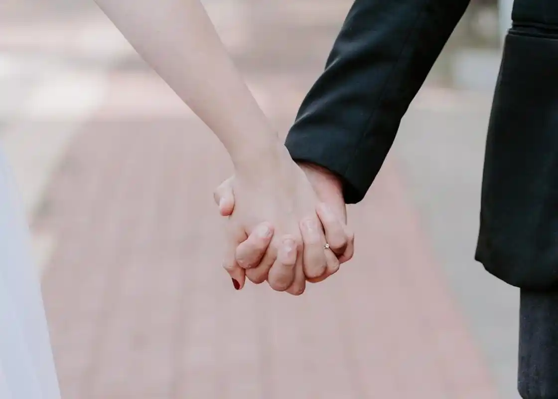 图片大全] 男女十指相扣图片