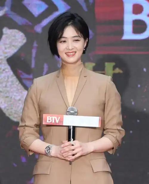 蒋欣剪了超短发显老变蔡根花宝贝还和53岁刘嘉玲成姐妹