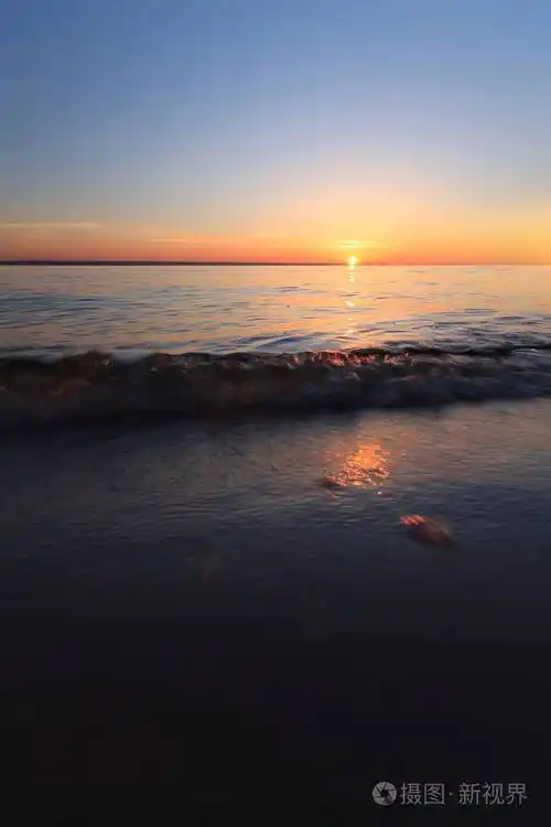 日出在水初夏清晨明亮的天空海滩
