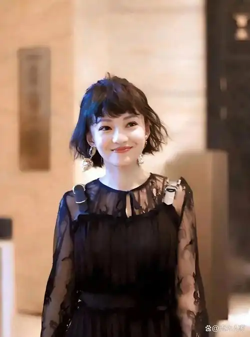 张韶涵# # 张韶涵利落短发衬得肌肤雪亮,杏眼灵动带娇俏,笑容鲜