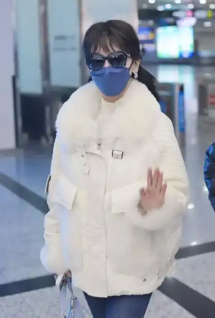 赵雅芝女士现身机场着装时尚优雅气质出众