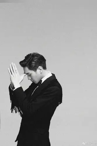 [张若昀][新闻]170916 张若昀更博放侧面帅照 文案暗示明天见